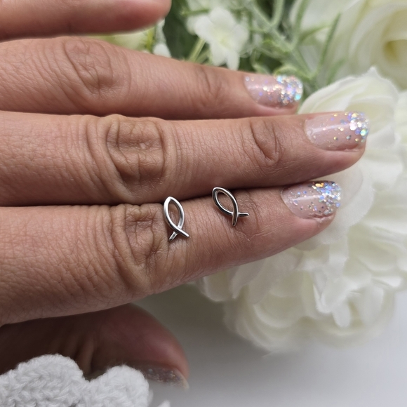 ❤️ CHRISTIAN FISH STUD EARRINGS - Picture 7 of 7